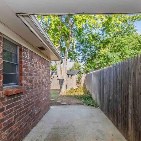 Large Open Space For Family Fun! Amarillo Bagian luar foto