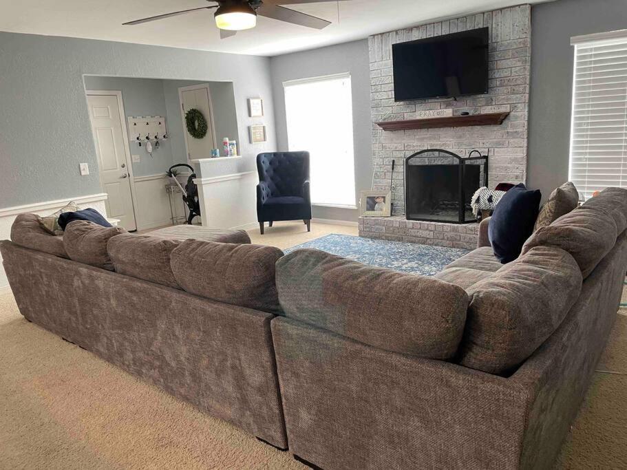 Large Open Space For Family Fun! Amarillo Bagian luar foto
