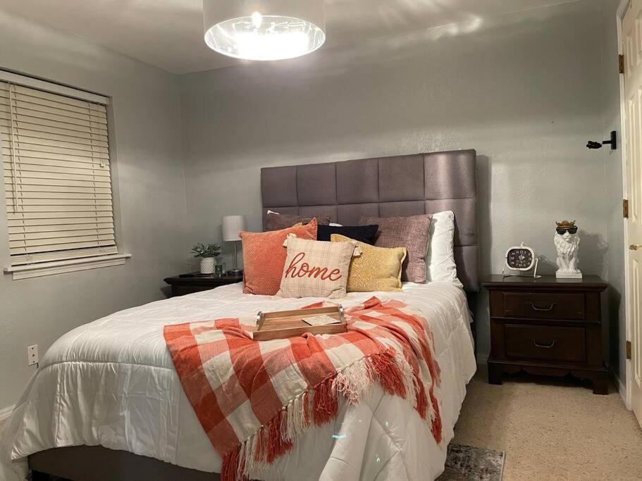 Large Open Space For Family Fun! Amarillo Bagian luar foto