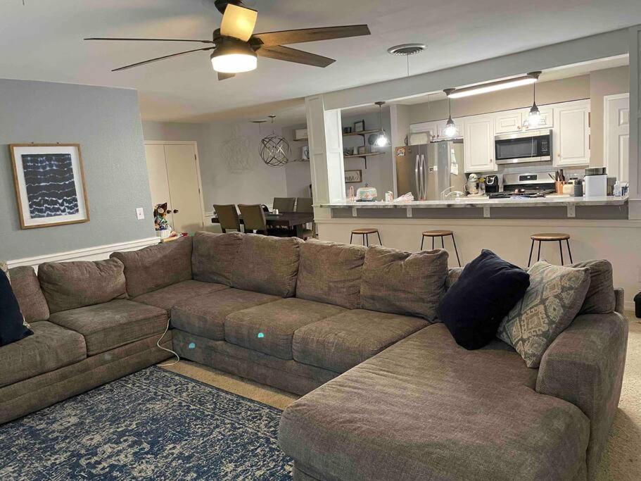 Large Open Space For Family Fun! Amarillo Bagian luar foto