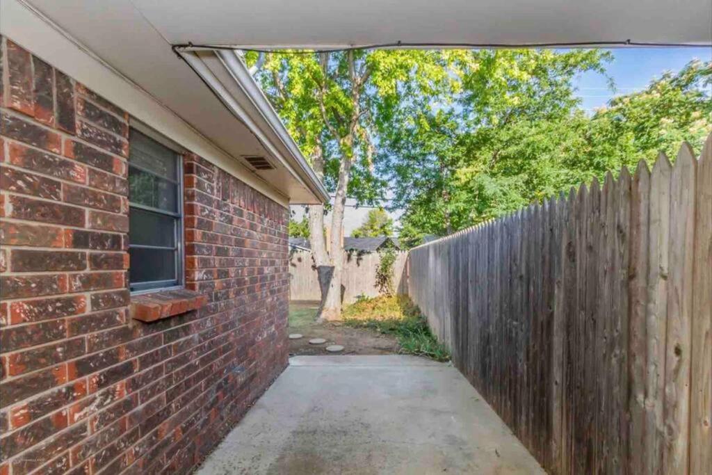 Large Open Space For Family Fun! Amarillo Bagian luar foto